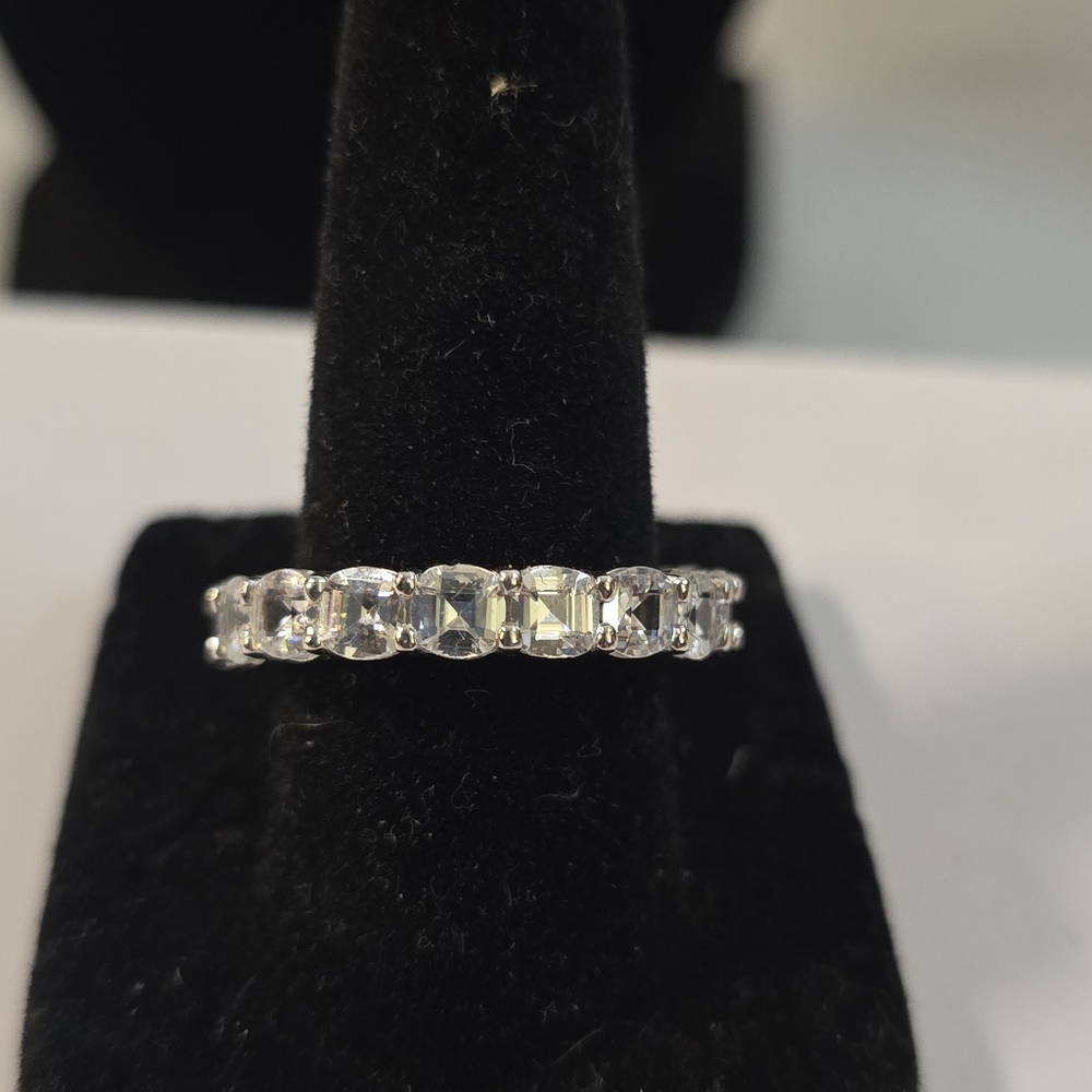 Stunning‎ 925 Sterling Silver Women’s Ring with Clear Stones – Size 7.75